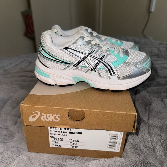 Kids ASICS sneakers size 13C gently worn - Picture 1 of 4